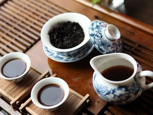 brewing puerh tea